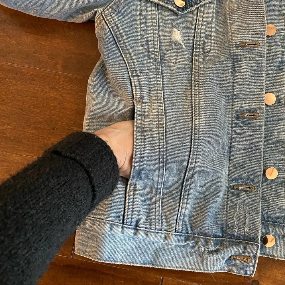Victoria’s Secret Studded Distressed Denim Jean Jacket Sz XS/S - Picture 6 of 10